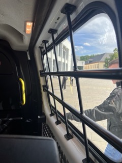 Blick aus dem Gefangenentransporter